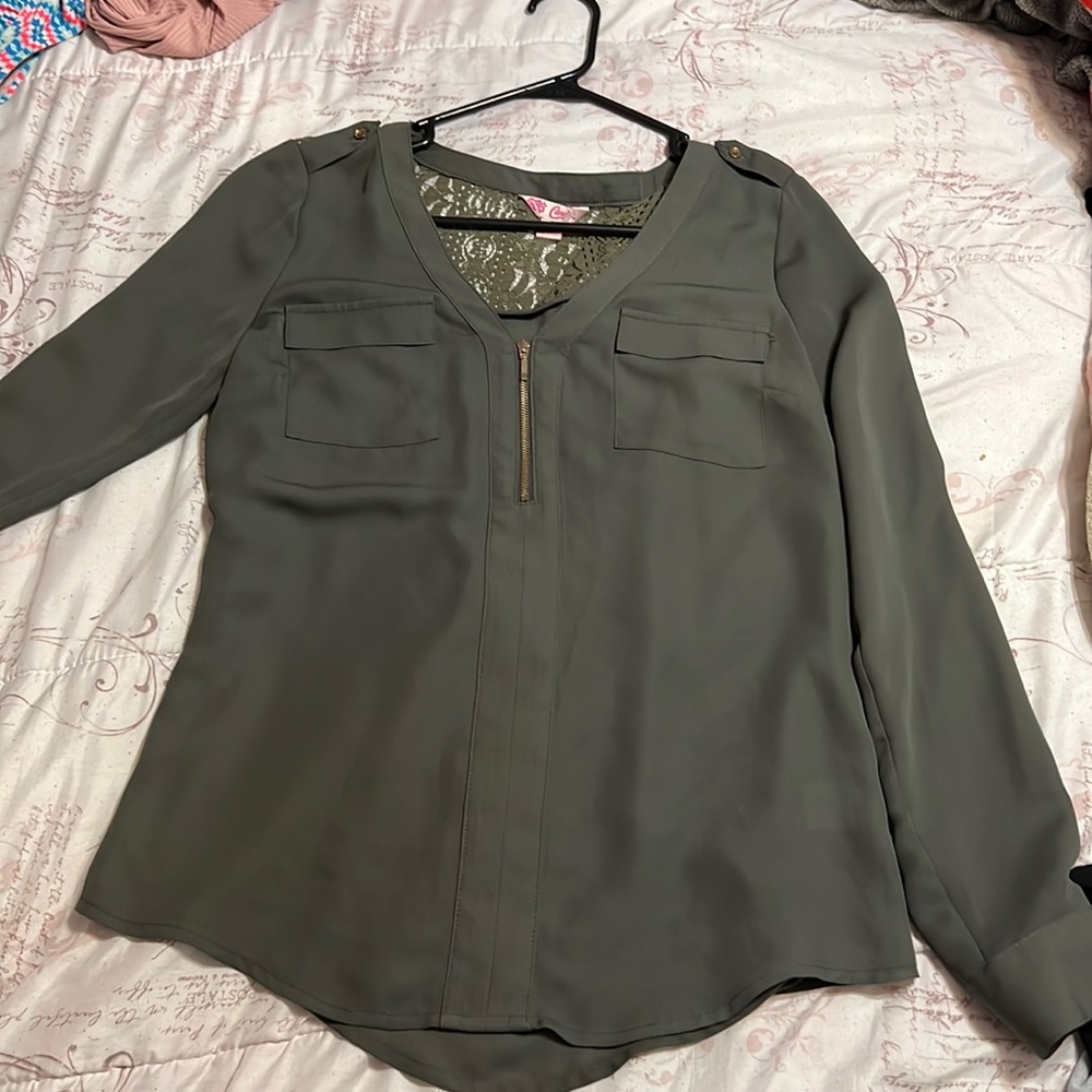 Shirt color:green and gold zipper and buttons pockets